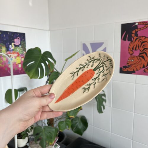 Oval plate with a carrot